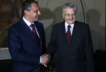 «Όχι» σε άμεση ένταξη της Βουλγαρίας στην ευρωζώνη, λέει από τη Σόφια ο Τρισέ