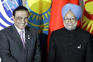 Πρώτη συνάντηση των ηγετών Ινδίας και Πακιστάν μετά το μακελειό στη Βομβάη