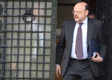 Δυσαρέσκεια, αλλά και αυστηρό μήνυμα της κυβέρνησης προς τον Γ.Μανώλη