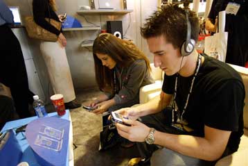 Yπηρεσία για «απεριόριστο» κατέβασμα μουσικής υπόσχονται οι Virgin και Universal