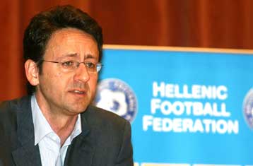 «Είναι τραγικό μικρά παιδιά να μιλάνε μόνο για διαιτησία» είπε ο Πιλάβιος