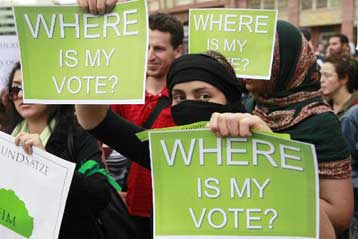 Αψηφώντας την καταστολή οι Ιρανοί διαδηλώνουν κατά του Αχμαντινετζάντ