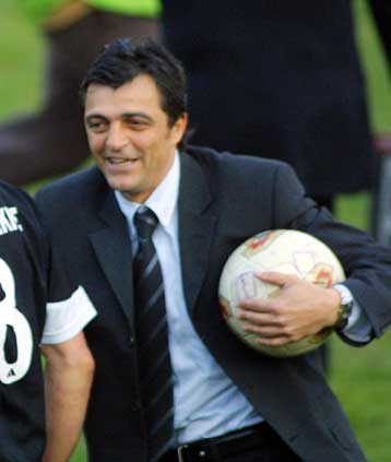 Ο Μαχλάς επιλέγει τον Νίκι Παπαβασιλείου για αντικαταστάτη του Μαντζουράκη