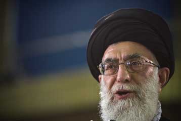 Οργανωμένη σε ένα πλέγμα θρησκευτικών και πολιτικών θεσμών η εξουσία στο Ιράν