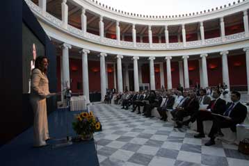 Η άνοδος δυνάμεων με ρατσιστικό λόγο πρέπει να μας ανησυχεί, λέει η Ντ.Μπακογιάννη