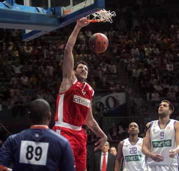 Διαφωνία Ολυμπιακού, Μπουρούση με τη Ρεάλ να καραδοκεί