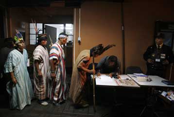 Υπαναχωρεί ο πρόεδρος του Περού στον «πόλεμο» με τους αυτόχθονες