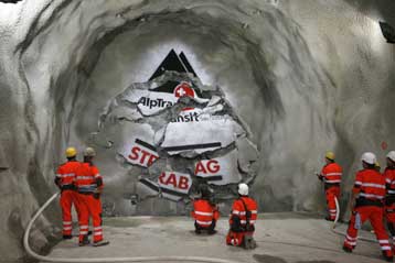 Ολοκληρώθηκε ένα ακόμα τμήμα στη μεγαλύτερη σιδηροδρομική σήραγγα του κόσμου