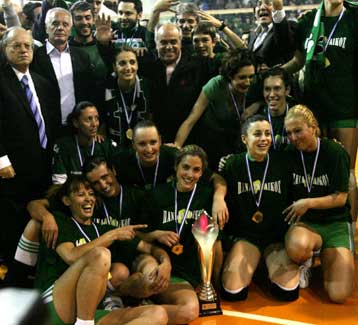 Σε δύσκολη θέση ο ΠΑΟ για τα μπλούζακια με το επίμαχο σύνθημα του τρίτου τελικού