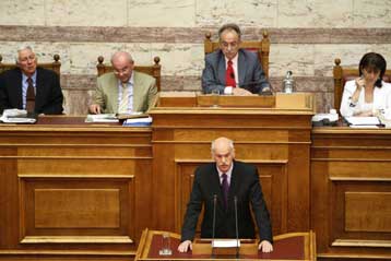 Ακυβέρνητη πολιτεία η χώρα, δηλώνει από τη Βουλή ο Γ.Παπανδρέου