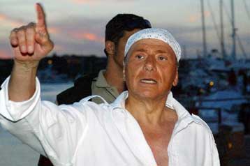 Ο Σιράκ μοιράζεται τις αναμνήσεις του από τις «ροζ» βίλες του Μπερλουσκόνι