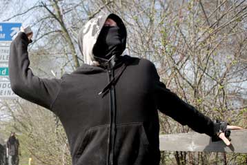 «Ιδιώνυμο» και στη Γαλλία η χρήση κουκούλας στις διαδηλώσεις