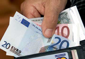 Από 1ης Ιουλίου αυξάνονται οι φόροι στα καύσιμα και τα τέλη για κινητά