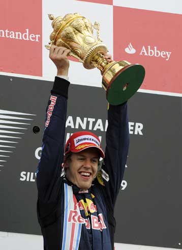 Θρίαμβος του Φέτελ και της Red Bull στο Σίλβερστοουν