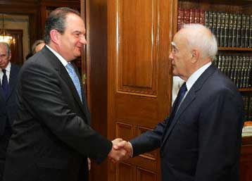 Για τα αποτελέσματα της Συνόδου Κορυφής ενημέρωσε τον Κ.Παπούλια ο πρωθυπουργός