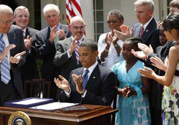 Νόμο-ορόσημο κατά του καπνίσματος υπέγραψε ο (καπνιστής) Ομπάμα
