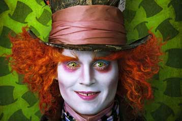 Στη δημοσιότητα οι πρώτες φωτογραφίες από την Αλίκη στη Χώρα των Θαυμάτων του Μπάρτον