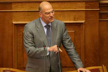 Αντιπαράθεση κυβέρνησης-Αντιπολίτευσης στη Βουλή για το νομοσχέδιο για τις κουκούλες