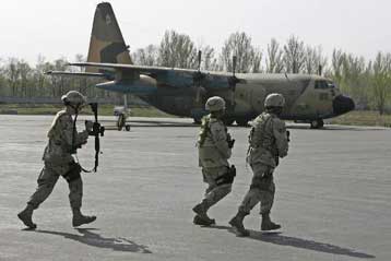 Ανοιχτή παραμένει τελικά η αεροπορική βάση των ΗΠΑ στο Κιργιστάν