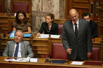 Υψηλοί τόνοι στη Βουλή στη συζήτηση του νομοσχεδίου για τις κουκούλες