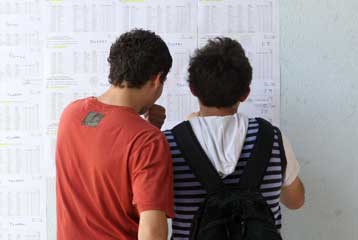 Κάτω από τη βάση έγραψε ένας στους τρεις υποψήφιους των Πανελλαδικών