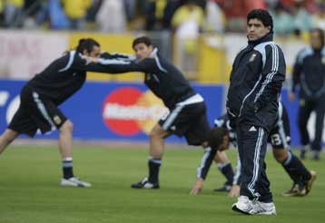 Με 72.000 ευρώ καθαρά αμείβεται κάθε μήνα ο Μαραντόνα