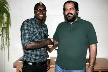 Υπέγραψε ο Σισέ μετά το ντελίριο στην άφιξη του