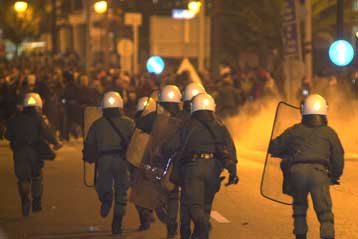 Πράσινο φως Σανιδά στη χρήση χειροβομβίδων κρότου-λάμψης από την ΕΛ.ΑΣ.