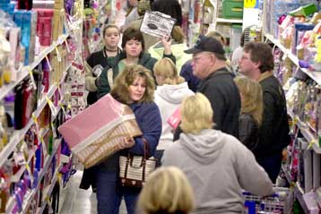 Την αποταμίευση προτιμούν οι Αμερικανοί, εκτός αγοράς τα δολάρια των μέτρων στήριξης