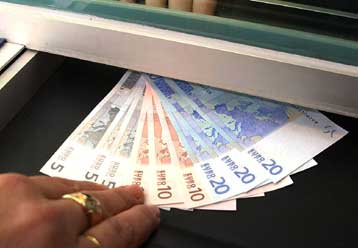 Πάγωμα μισθών για το 2010 εξετάζει το οικονομικό επιτελείο