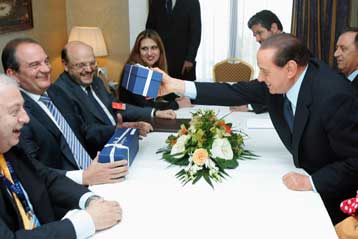 Τετ-α-τετ Καραμανλή-Μπερλουσκόνι, επαφές Μπακογιάννη στην Κέρκυρα