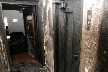 Εμπρηστικές επιθέσεις σε εταιρείες δημοσκοπήσεων και το Βιοτεχνικό Επιμελητήριο Πειραιά