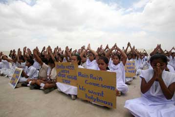 Διαδηλώσεις για τις πολύωρες διακοπές ρεύματος εν μέσω καύσωνα στην Ινδία
