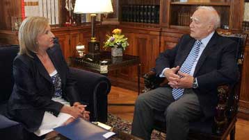 «Κάνουμε αγώνα δρόμου για να μειώσουμε τις επιπτώσεις της κρίσης», λέει η Φ.Πετραλιά