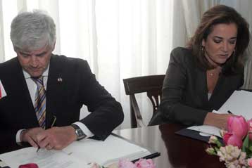 Συμφωνία εναντίον της διπλής φορολογίας υπέγραψαν Ελλάδα και Καναδάς