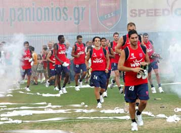 Αποθέωση από 2.000 «πάνθηρες» στην «πρώτη» του Πανιωνίου