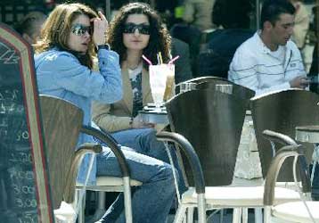 Μπαράζ φορολογικών παραβάσεων σε μπαρ, καφετέριες και κέντρα διασκέδασης