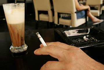 Κάπνισμα τέλος σε όλους τους κλειστούς δημόσιους χώρους