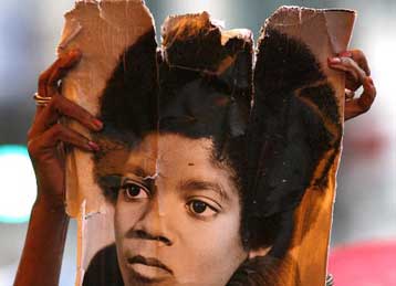 Σε λαϊκό προσκύνημα από την Παρασκευή η σορός του Μάικλ Τζάκσον