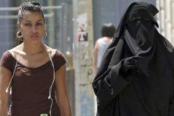 Κατά της Γαλλίας στρέφεται η Αλ Κάιντα μετά το «όχι» στη μπούρκα