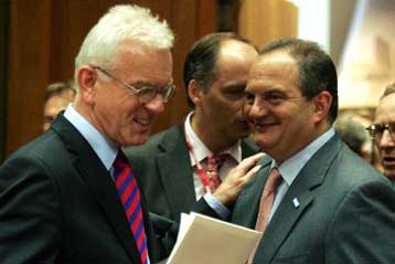 Σε θερμό κλίμα η συνάντηση του Κ.Καραμανλή με τον Χ.Πέτερινγκ