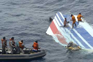 Νέα θεωρία για το δυστύχημα της Air France προκύπτει από την «αυτοψία» στα συντρίμια