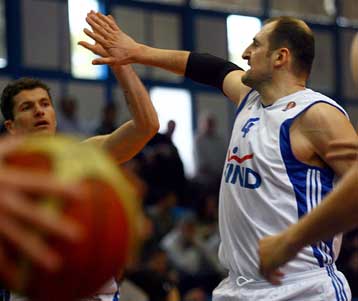 Ο Όστοϊτς μένει στην Κυψέλη και ο Πανελλήνιος ψάχνει άλλους δύο ψηλούς