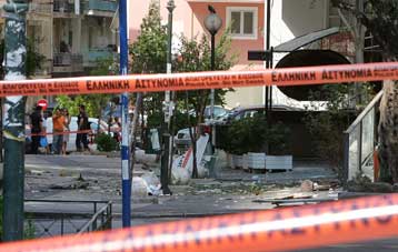 Έκρηξη βόμβας σε ταχυφαγείο και ΔΟΥ στους Αμπελόκηπους