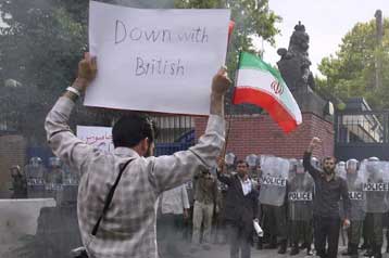 Σε δίκη προσάγονται δύο Ιρανοί εργαζόμενοι στη βρετανική πρεσβεία στην Τεχεράνη