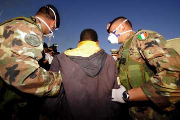 Eν μέσω σφοδρών αντιδράσεων επικυρώθηκε ο ιταλικός νόμος για τη μετανάστευση