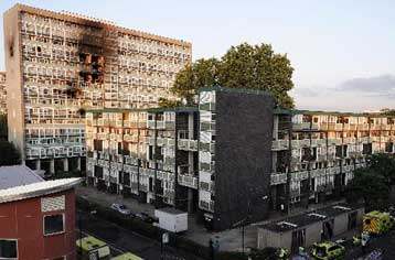 Έξι νεκροί από πυρκαγιά σε πολυώροφο συγκρότημα διαμερισμάτων στο Λονδίνο