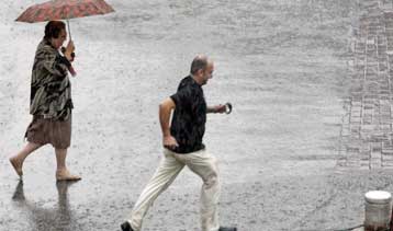 Προβλήματα σε αρκετές περιοχές της χώρας από τις έντονες καταιγίδες