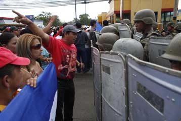 Επιστροφή στην Ονδούρα επιχειρεί ο ανατραπείς πρόεδρος Σελάγια