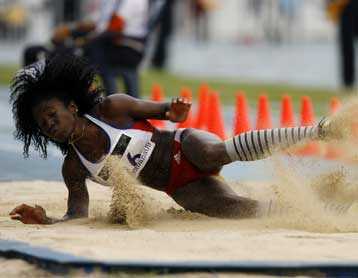 Η Σαβίνε «πέταξε» στα 14.97μ. και ο Ρόμπλες έτρεξε ξανά στην Κούβα, μετά το 2007…